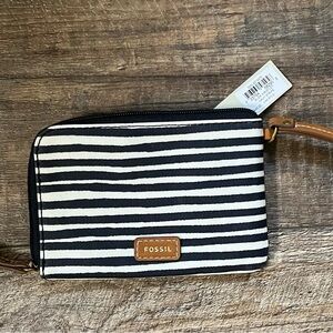 Fossil Eliza Wristlet 🖤🤍